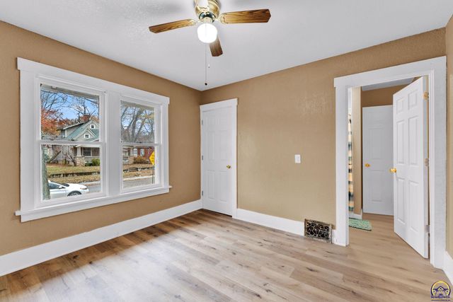 2016 SW 12th ST, Topeka, KS 66604