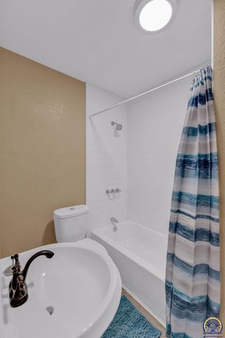 2016 SW 12th ST, Topeka, KS 66604