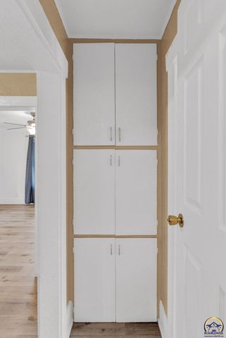 2016 SW 12th ST, Topeka, KS 66604