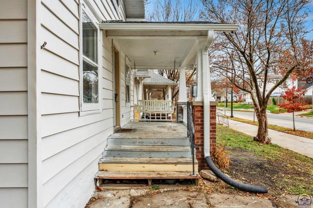 2016 SW 12th ST, Topeka, KS 66604