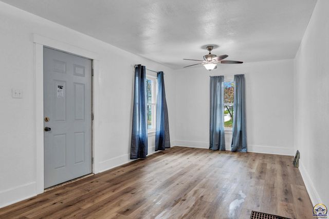 2016 SW 12th ST, Topeka, KS 66604