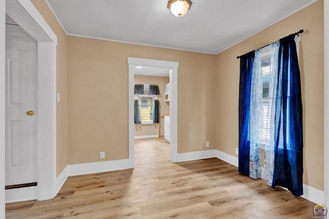 2016 SW 12th ST, Topeka, KS 66604