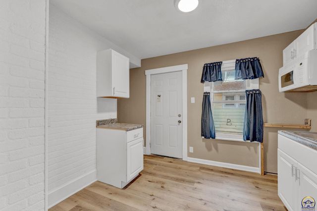 2016 SW 12th ST, Topeka, KS 66604