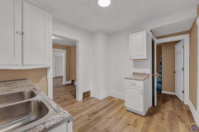 2016 SW 12th ST, Topeka, KS 66604