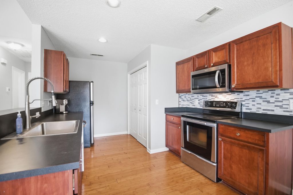 Image 7 of property listing at 325 Slow Mill Drive, Goose Creek, SC 29445