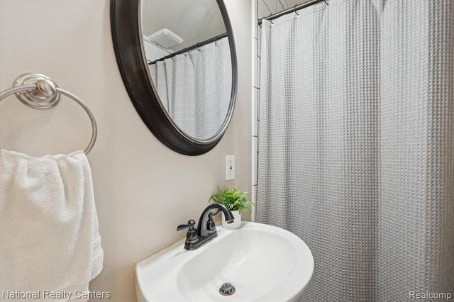 1127 E Commerce Street, Milford, MI 48381