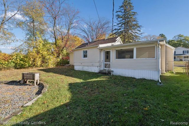 1127 E Commerce Street, Milford, MI 48381