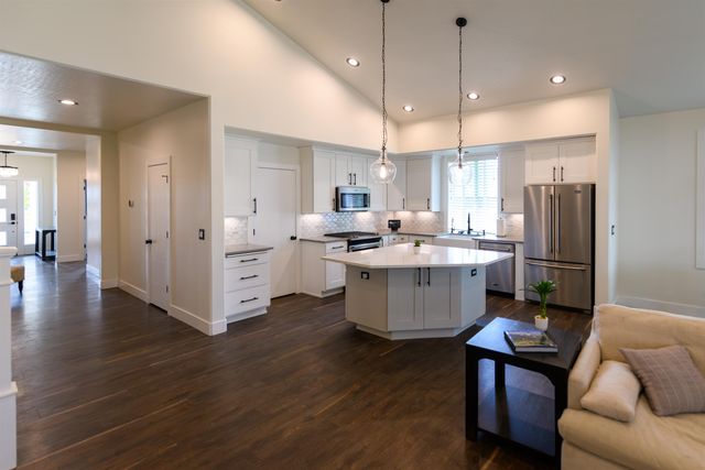 1824 S RIDGETOP Dr, Greenacres, WA 99016