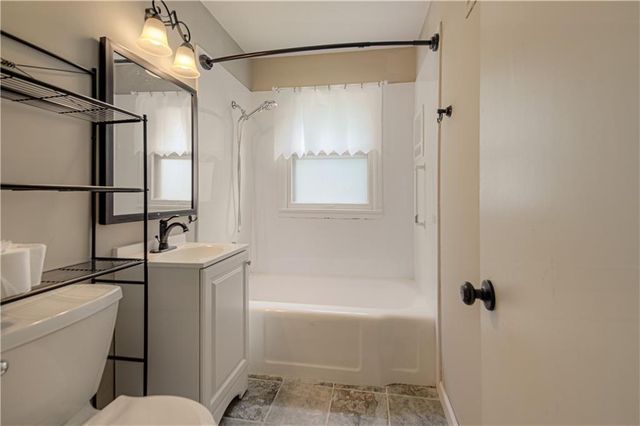 2418 NE PURSELL Road, Gladstone, MO 64118