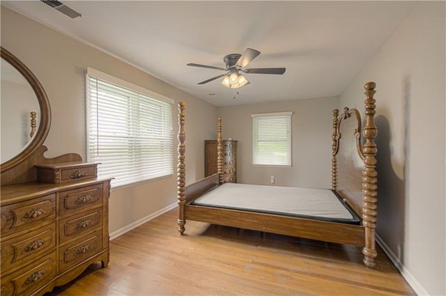 2418 NE PURSELL Road, Gladstone, MO 64118