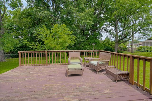 2418 NE PURSELL Road, Gladstone, MO 64118