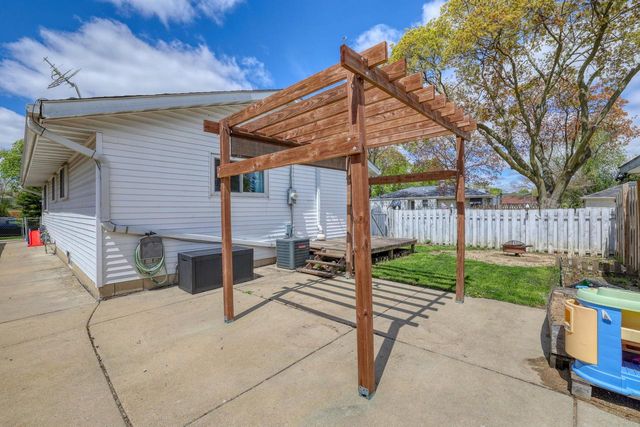 5674 79th STREET, Milwaukee, WI 53218