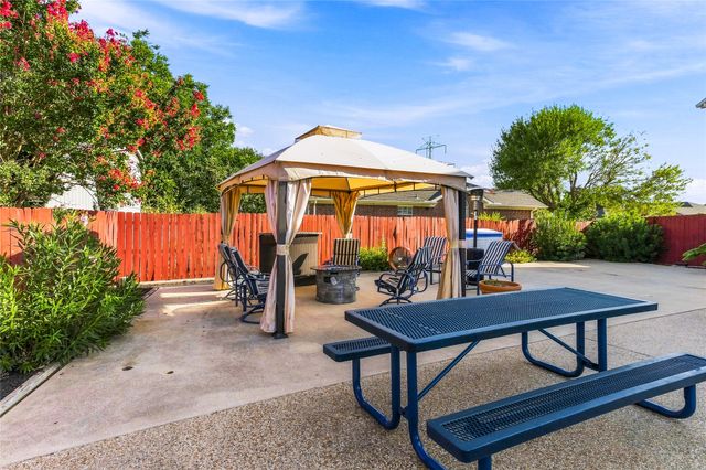 6001 Prairie Wood Court, Arlington, TX 76018