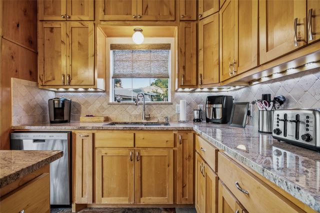 6001 Prairie Wood Court, Arlington, TX 76018