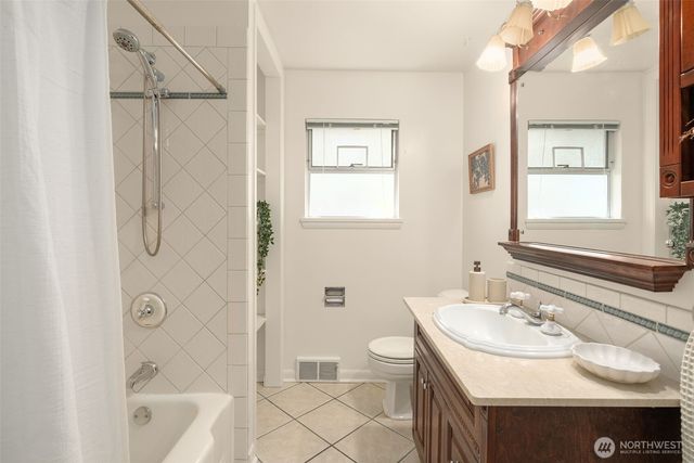 4333 32nd Avenue W, Seattle, WA 98199