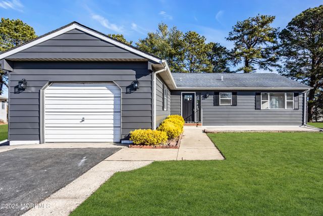 9 Gramercy Court, Toms River, NJ 08757