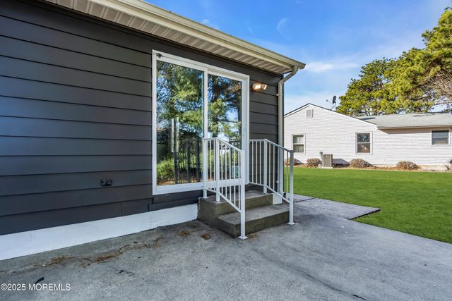 9 Gramercy Court, Toms River, NJ 08757