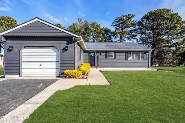 9 Gramercy Court, Toms River, NJ 08757