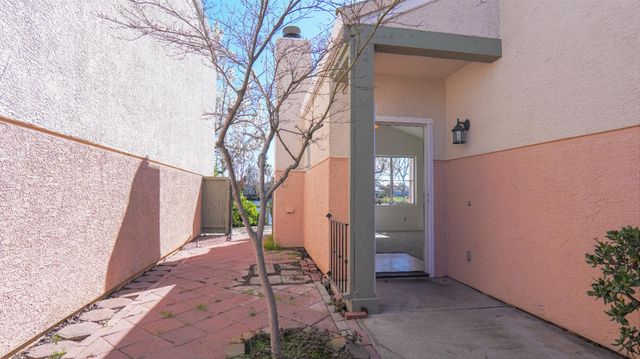 3140 E Laguna Ct, Elk Grove, CA 95758