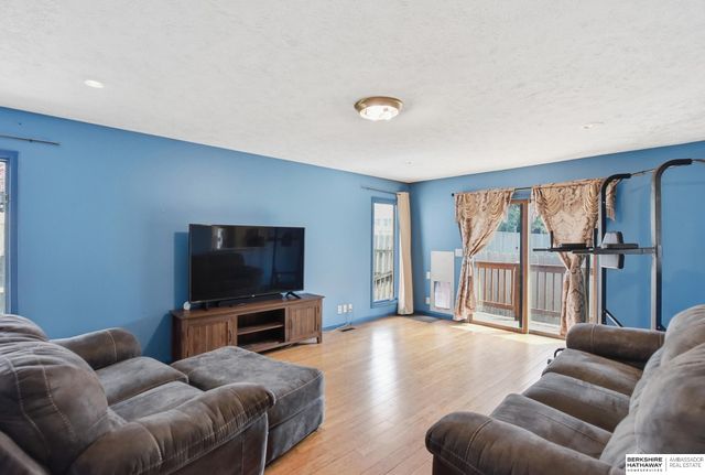 715 S 154th Street, Omaha, NE 68154