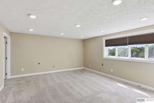 715 S 154th Street, Omaha, NE 68154