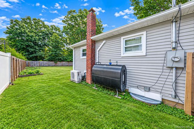 33 Pine Cone Street, Middle Island, NY 11953