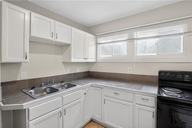 11012 Cambridge Avenue, Kansas City, MO 64134