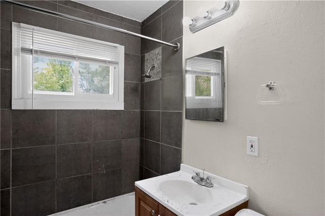 11012 Cambridge Avenue, Kansas City, MO 64134