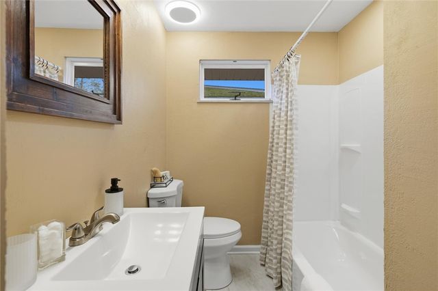 230 Clairmont St, North Huntingdon, PA 15642