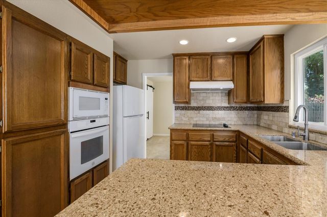 610 Hernandez Ln, Roseville, CA 95678