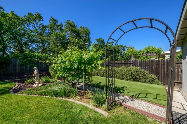 610 Hernandez Ln, Roseville, CA 95678