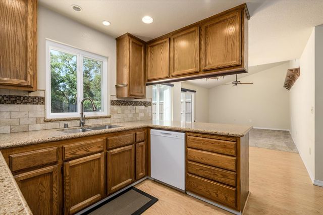 610 Hernandez Ln, Roseville, CA 95678