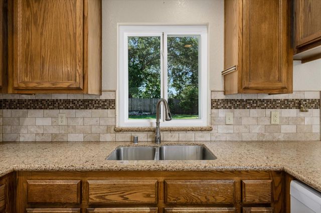 610 Hernandez Ln, Roseville, CA 95678