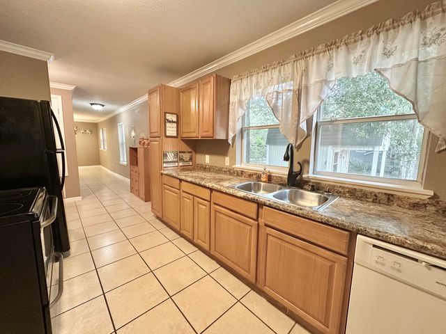 120 N Davis Lane, Defuniak Springs, FL 32433