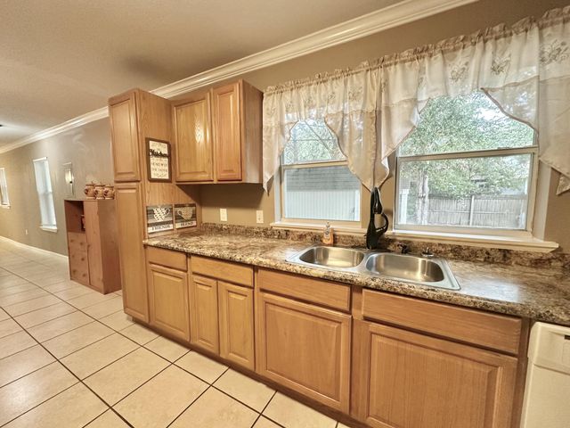 120 N Davis Lane, Defuniak Springs, FL 32433