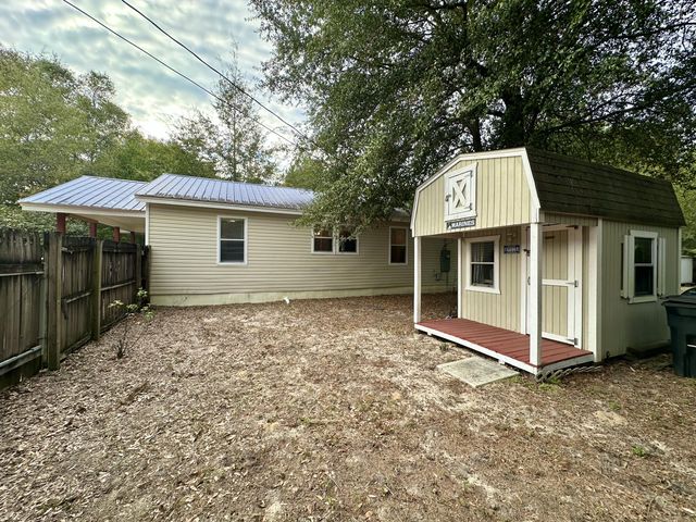 120 N Davis Lane, Defuniak Springs, FL 32433