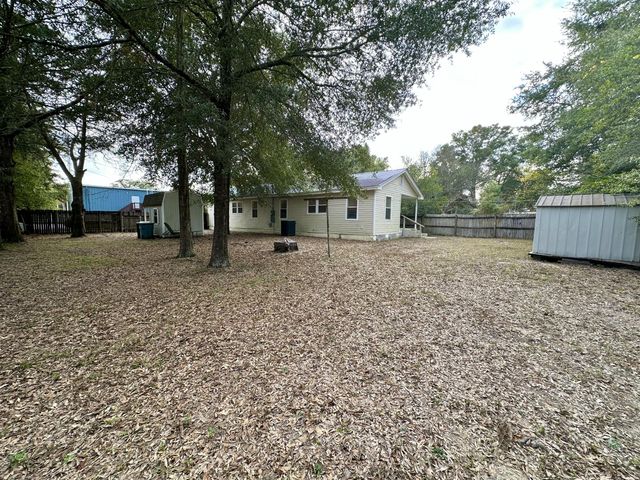 120 N Davis Lane, Defuniak Springs, FL 32433