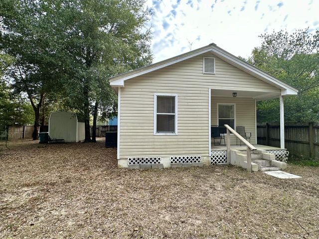 120 N Davis Lane, Defuniak Springs, FL 32433