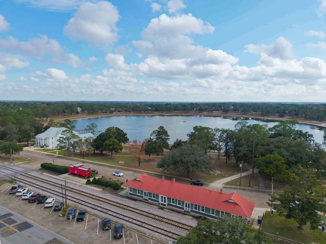 120 N Davis Lane, Defuniak Springs, FL 32433