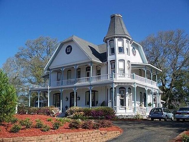 120 N Davis Lane, Defuniak Springs, FL 32433