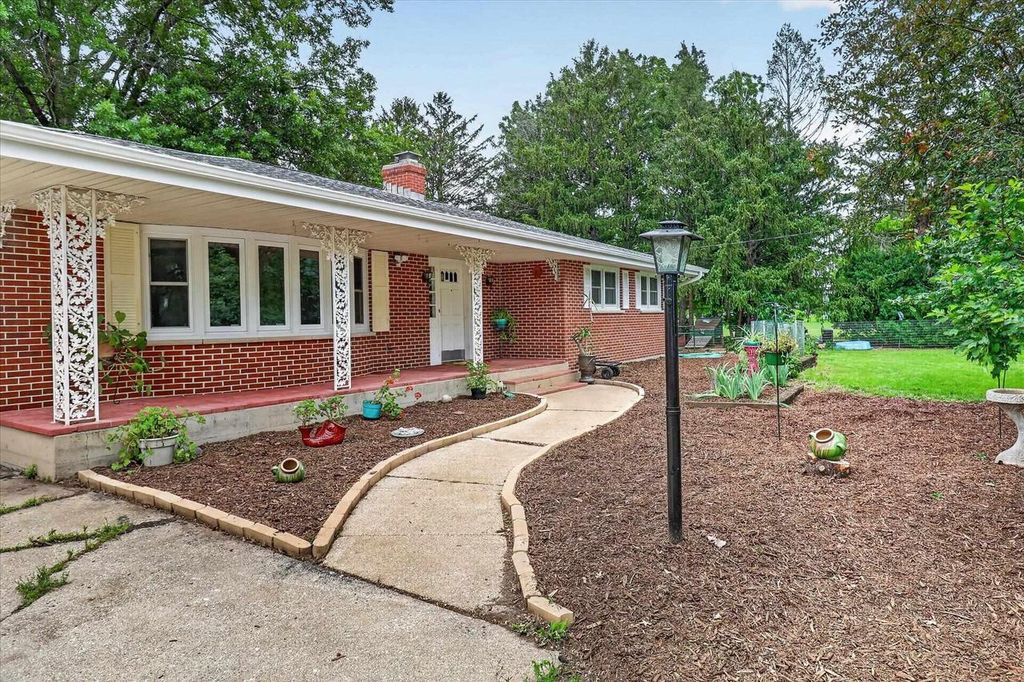 726 Rockshire Drive, Janesville, WI 53546