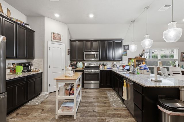 915 Farm Path, Brenham, TX 77833
