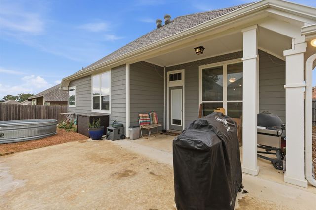 915 Farm Path, Brenham, TX 77833