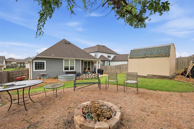 915 Farm Path, Brenham, TX 77833