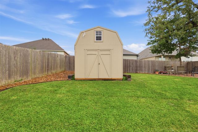 915 Farm Path, Brenham, TX 77833