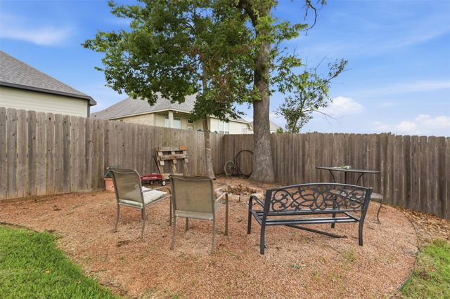 915 Farm Path, Brenham, TX 77833