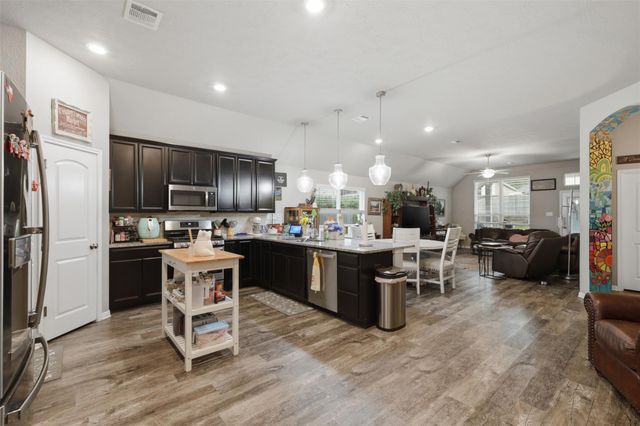 915 Farm Path, Brenham, TX 77833