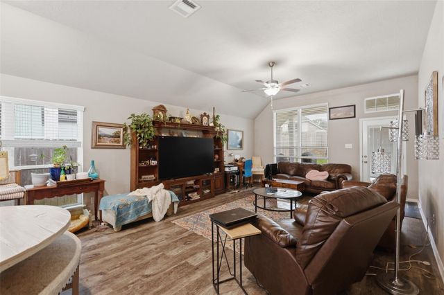 915 Farm Path, Brenham, TX 77833