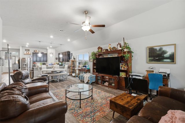 915 Farm Path, Brenham, TX 77833