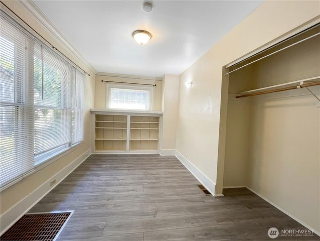 4247 7th Avenue NE, Seattle, WA 98105